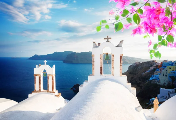 Bílý Belfries ostrov Santorini, Řecko — Stock fotografie