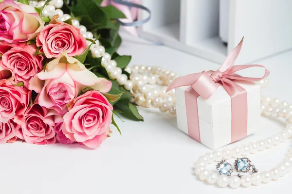 Box with pink ribbon — Stock Photo, Image