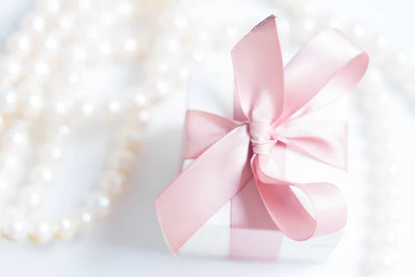 Box with pink ribbon — Stock Photo, Image