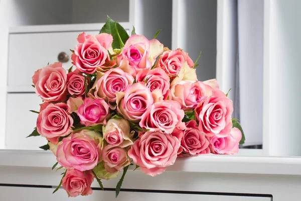 Rosa rosas florecientes en madera —  Fotos de Stock
