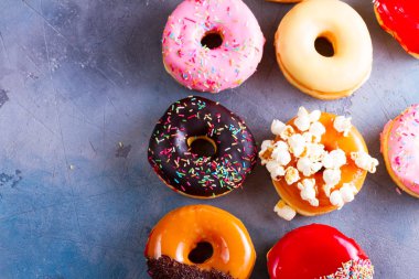 gri taş zemin üzerine tatlı çörek