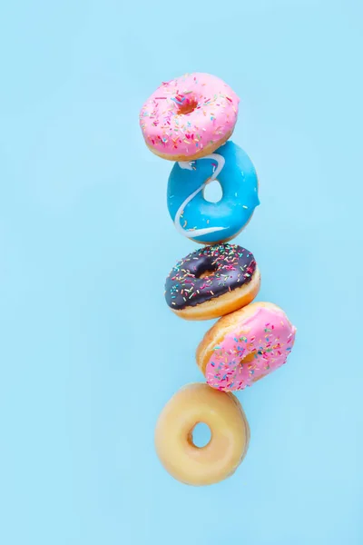 Vliegende donuts op blauw — Stockfoto