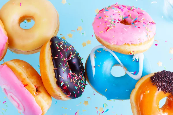 Vliegende donuts op blauw — Stockfoto