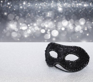 Maskeli balo süslemeleri ile maske