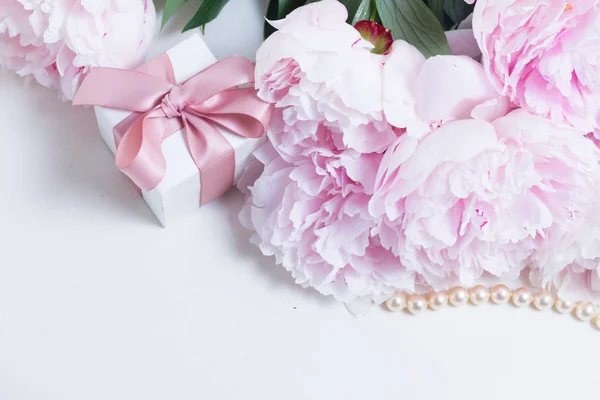 Style de vie de mariage avec des fleurs pivoines — Photo