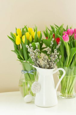 Paskalya yumurtaları ile tencerede kedicikler