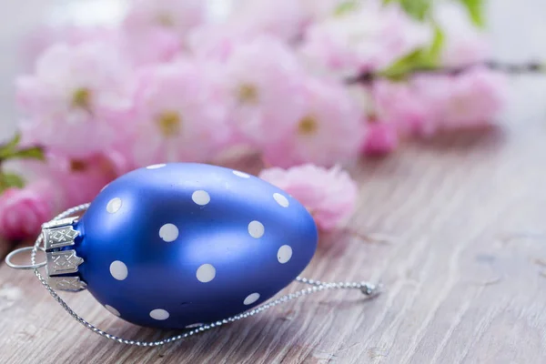 Ovo de Páscoa com flores — Fotografia de Stock