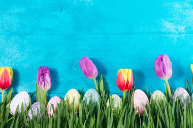 Paskalya yumurtaları parlak mavi zemin üzerine