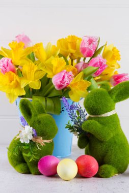 Renkli yumurtalarla Paskalya sahnesi