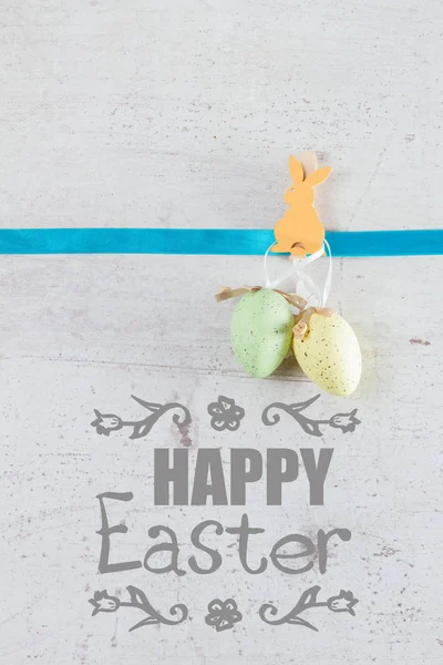 Escena de Pascua con huevos de colores — Foto de Stock