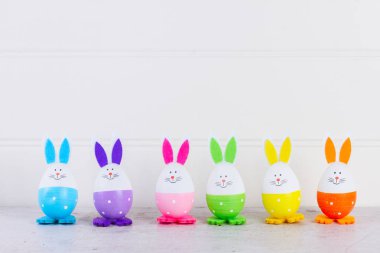 Renkli yumurtalarla Paskalya sahnesi