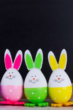 Renkli yumurtalarla Paskalya sahnesi