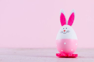 Renkli yumurtalarla Paskalya sahnesi