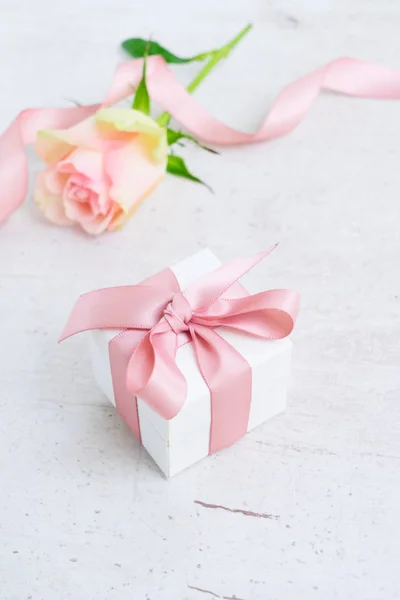 Gift box with pink bow — Stock Photo, Image