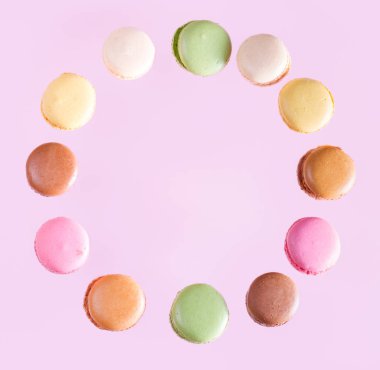 Bademli kurabiye kurabiye pembe üzerinde