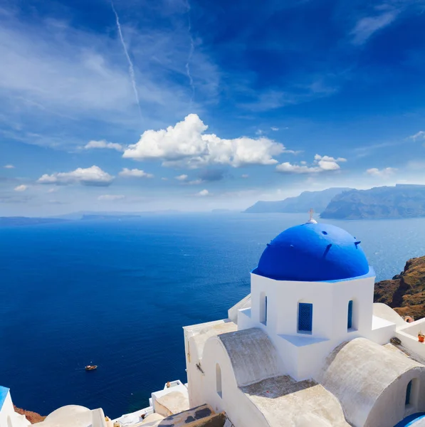 Cúpula azul tradicional com mar, Santorini — Fotografia de Stock