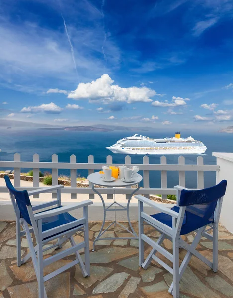 Deniz kenarında taze kahvaltı.