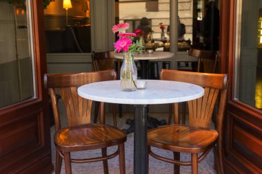 sokak café'de Bahar, Poznan