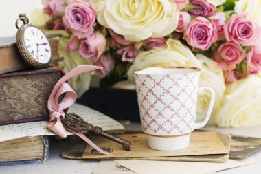 Pembe ve beyaz çiçek açan güller