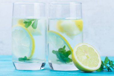 Ev yapımı limonata içmek