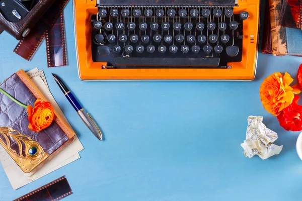 Espacio de trabajo con máquina de escribir naranja vintage — Foto de Stock