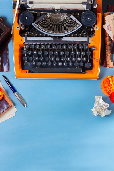 工作区与复古橙色打字机 — 图库照片