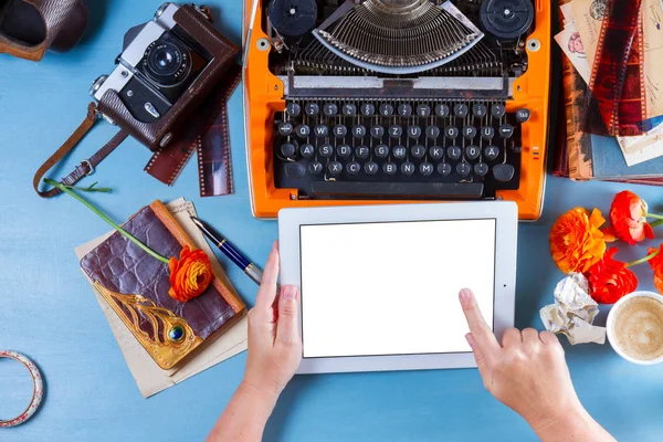 Робочий простір з вінтажним помаранчевим друкарським машинкою — стокове фото