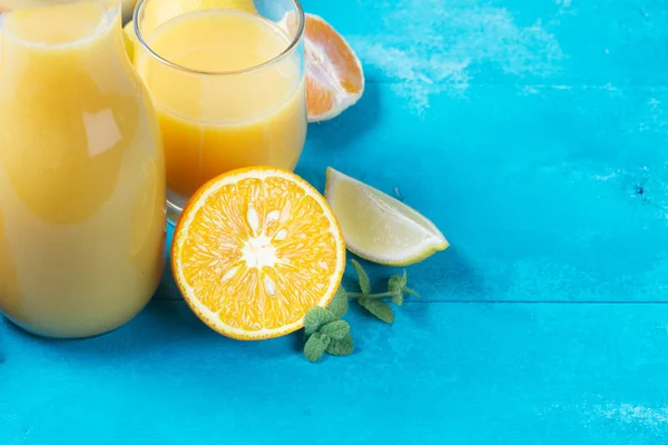 Zumo de naranja en vaso —  Fotos de Stock