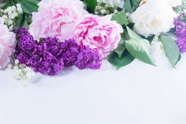 Lila, pembe peonies ve vadi lilly