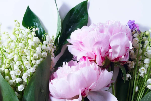 Сирень, розовые пионы и лилия Валли — стоковое фото