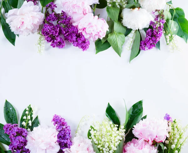 Liliowy, różowy piwonie i lilly walley — Zdjęcie stockowe