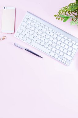 Düz yatıyordu ev ofis çalışma alanı