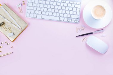 Düz yatıyordu ev ofis çalışma alanı