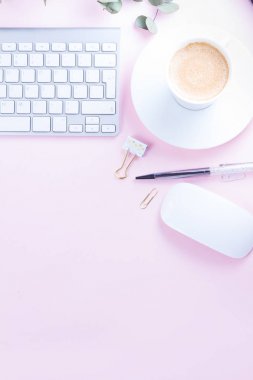 Düz yatıyordu ev ofis çalışma alanı