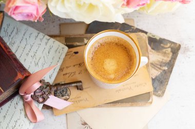 Pembe ve beyaz çiçek açan güller