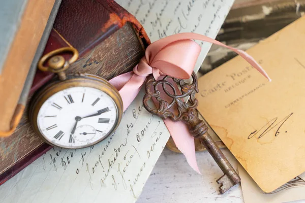 Courrier antique et horloge — Photo