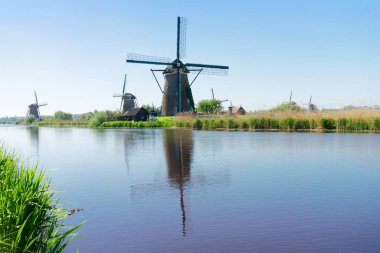 Hollanda yel değirmeni nehir suları üzerinde