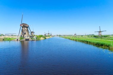 Hollanda yel değirmeni nehir suları üzerinde