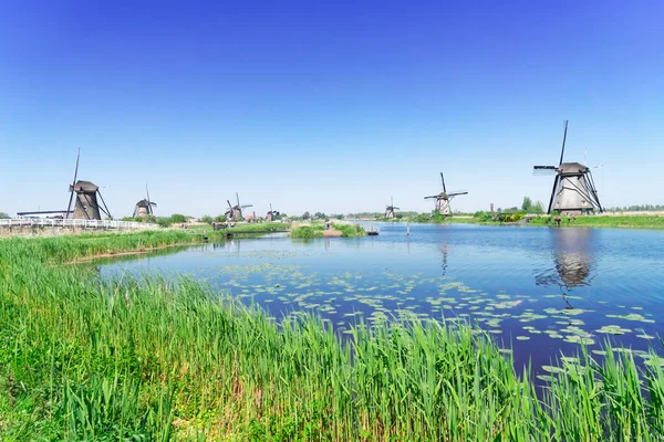 Molino de viento holandés sobre las aguas del río — Foto de Stock