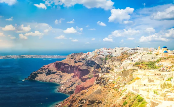 Oia, aldeia grega tradicional e mar de Aegan, Grécia — Fotografia de Stock