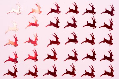 Altın madalyalarla bezenmiş Noel sahnesi