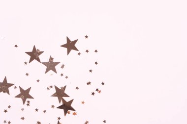 Altın madalyalarla bezenmiş Noel sahnesi