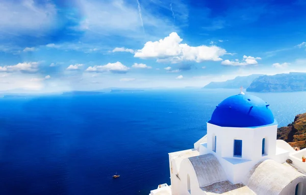 Cúpula azul tradicional com mar, Santorini — Fotografia de Stock