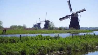 Hollanda yel değirmeni nehir suları üzerinde
