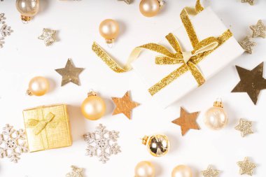 Altın madalyalarla bezenmiş Noel sahnesi