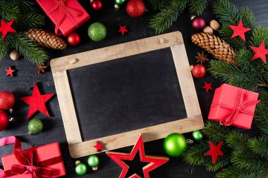 Altın madalyalarla bezenmiş Noel sahnesi