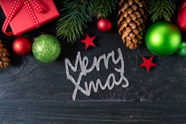 Altın madalyalarla bezenmiş Noel sahnesi