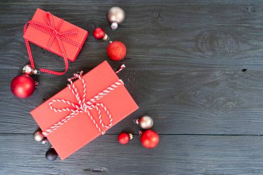 Altın madalyalarla bezenmiş Noel sahnesi