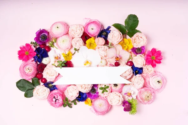 Kwiaty płaskie leżały skład — Zdjęcie stockowe