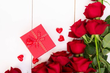 Ahşap üzerine kırmızı çiçek açan gül